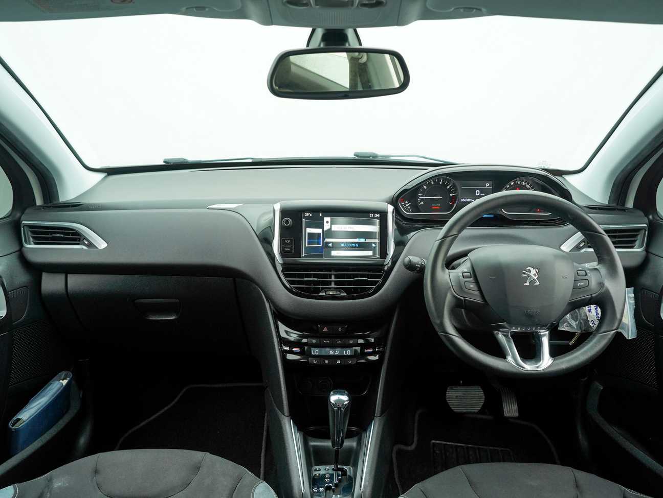 terpakai 2015 Peugeot 208 Allure 3 Door 1.6