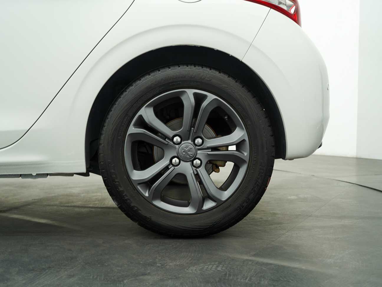 terpakai 2015 Peugeot 208 Allure 3 Door 1.6