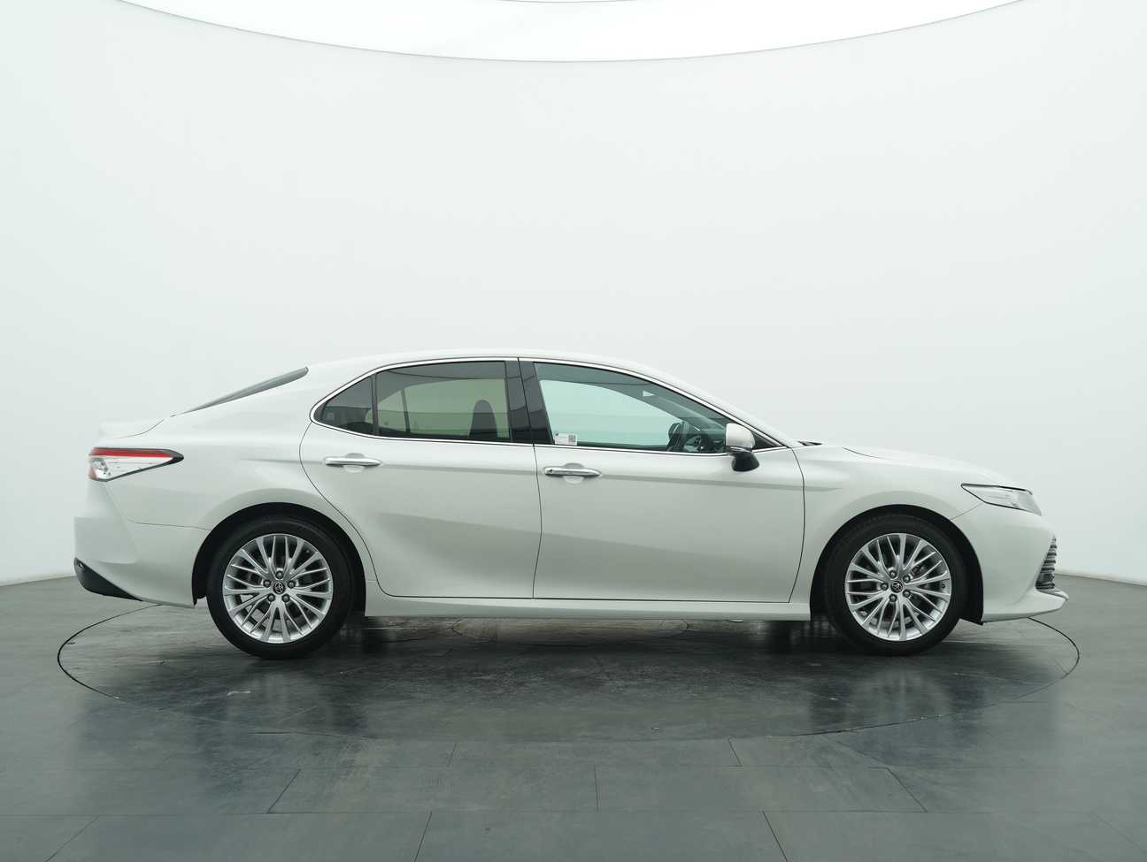 used 2018 Toyota Camry V 2.5