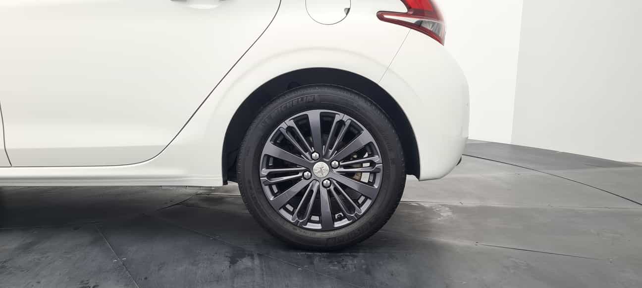 terpakai 2017 Peugeot 208 PURETECH 1.2