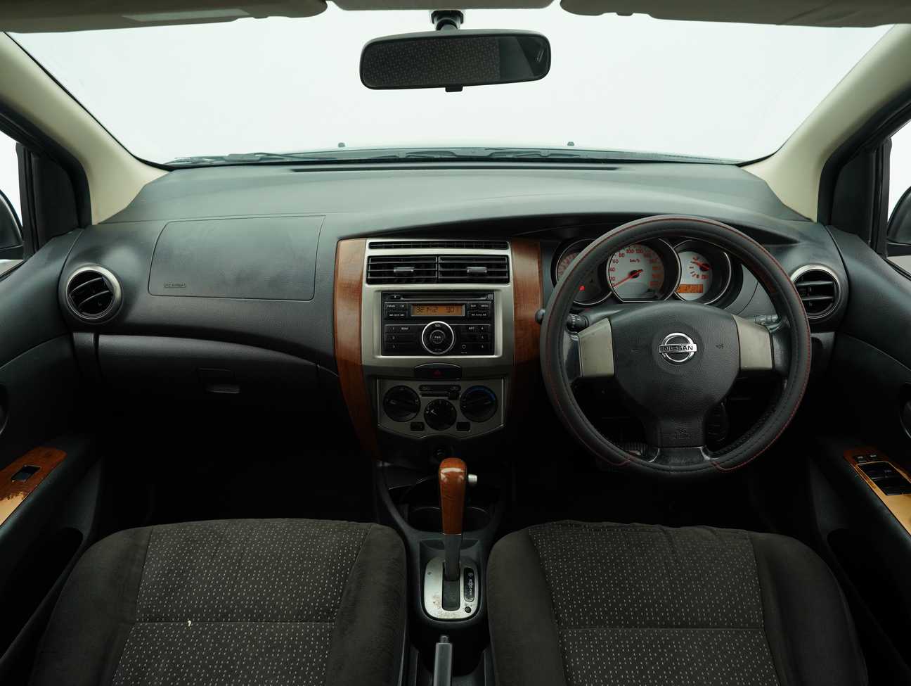 terpakai 2011 Nissan Grand Livina CVTC Comfort 1.8