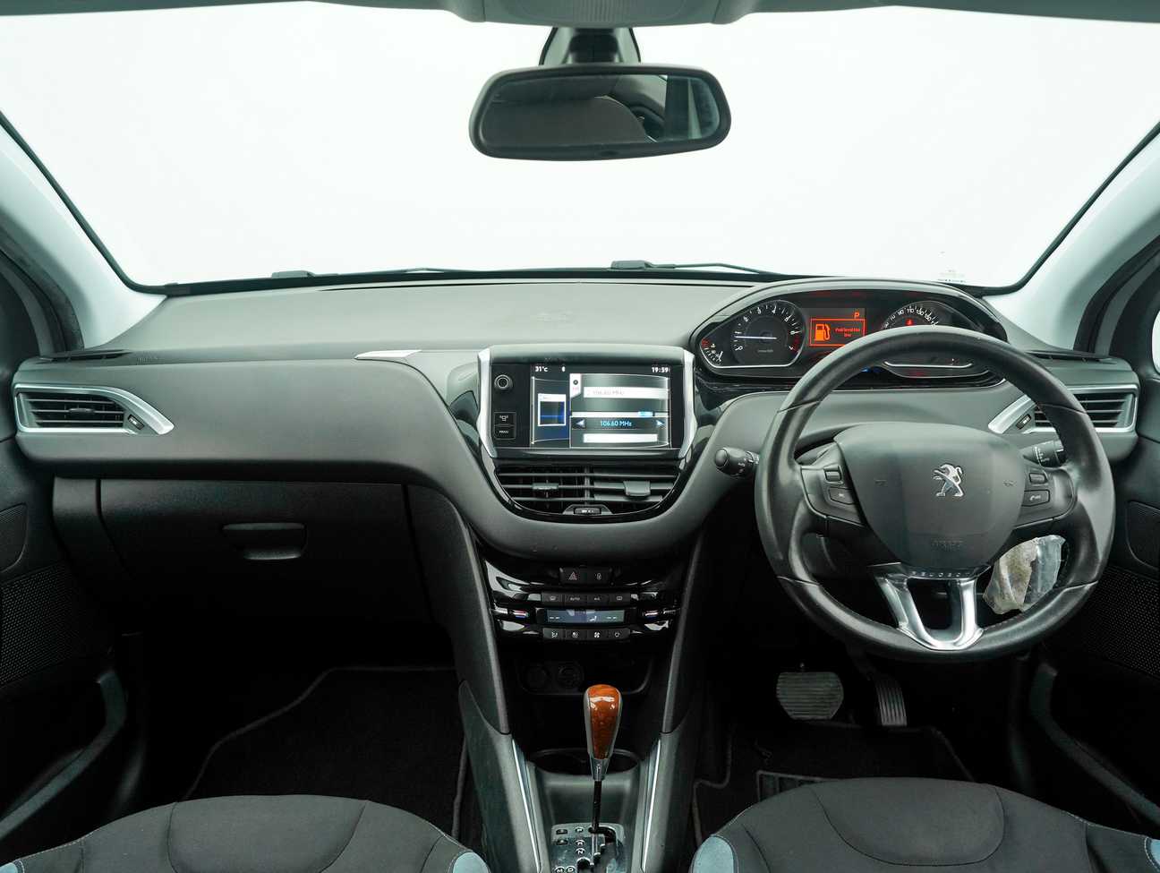 terpakai 2014 Peugeot 208 Allure 5 Door 1.6