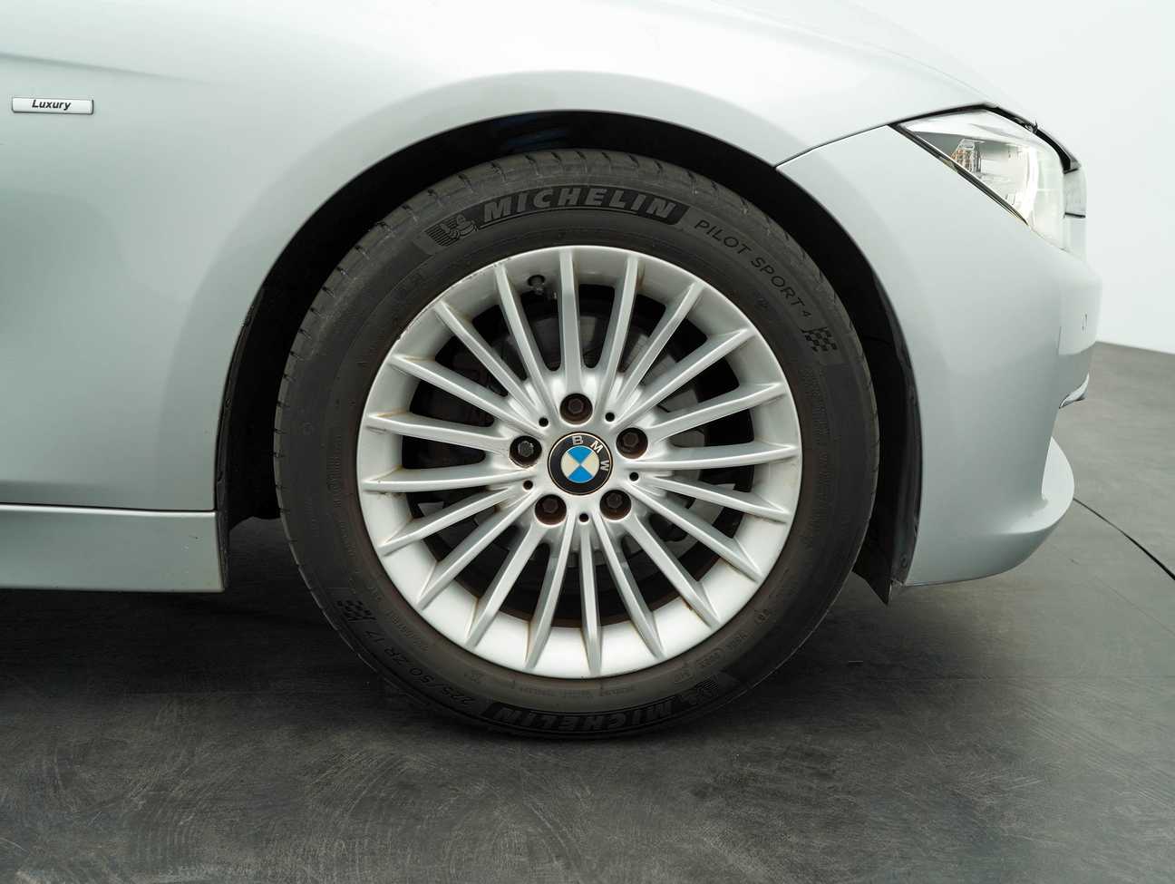 terpakai 2013 BMW 320i Sport Line 2.0