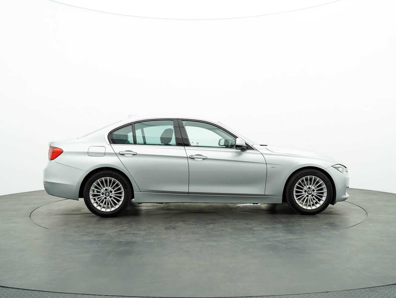terpakai 2013 BMW 320i Sport Line 2.0