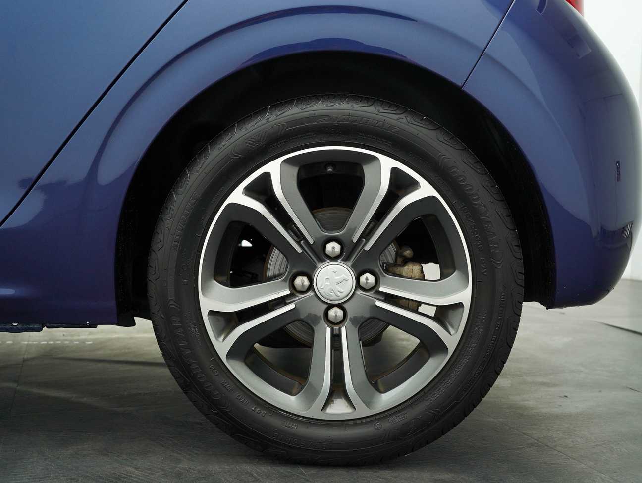 terpakai 2015 Peugeot 208 Allure 3 Door 1.6