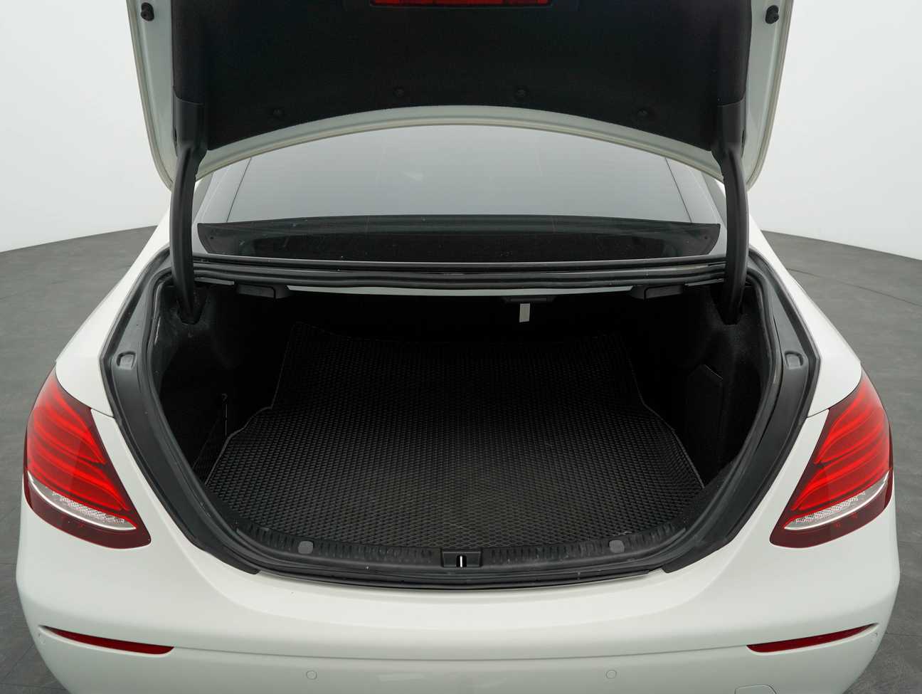 terpakai 2019 Mercedes-Benz E200 Avantgarde New Trim 2.0