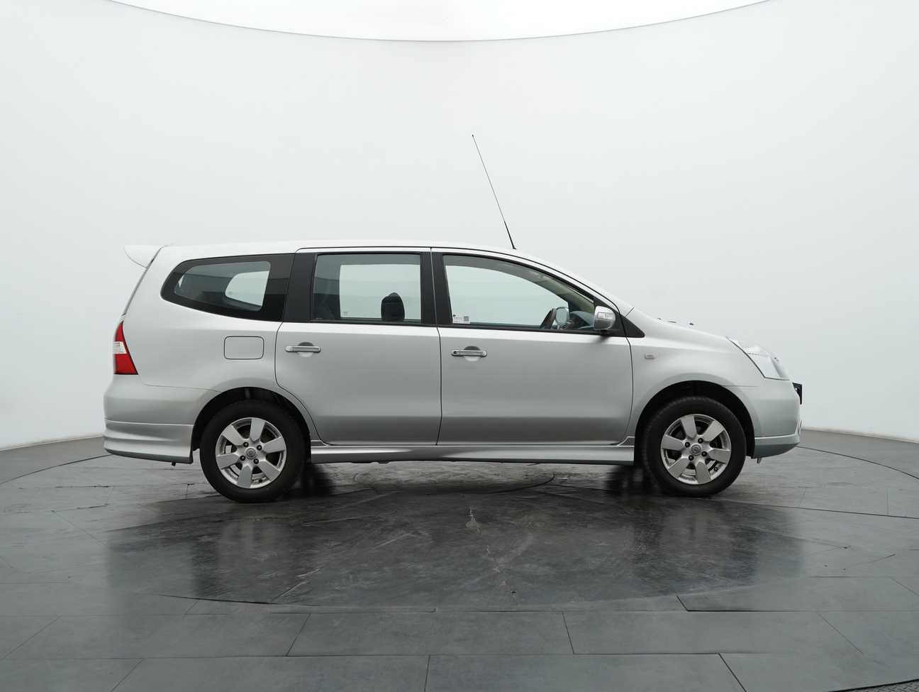used 2013 Nissan Grand Livina CVTC Comfort 1.8
