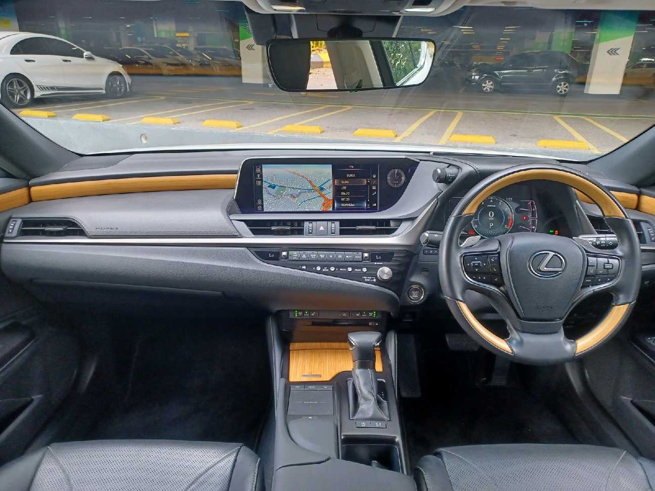 terpakai 2021 Lexus ES 250 Luxury 2.5
