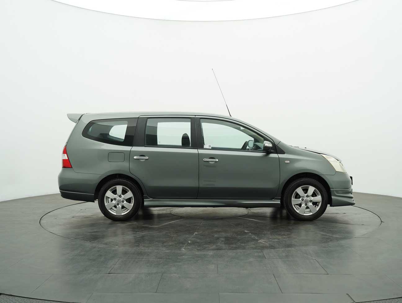 terpakai 2011 Nissan Grand Livina CVTC Comfort 1.8
