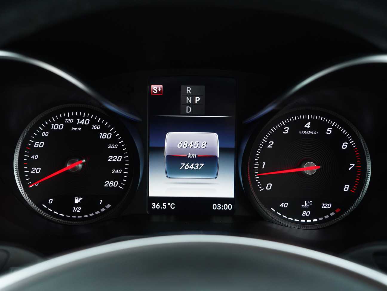 terpakai 2017 Mercedes-Benz GLC250 4MATIC AMG Line 2.0