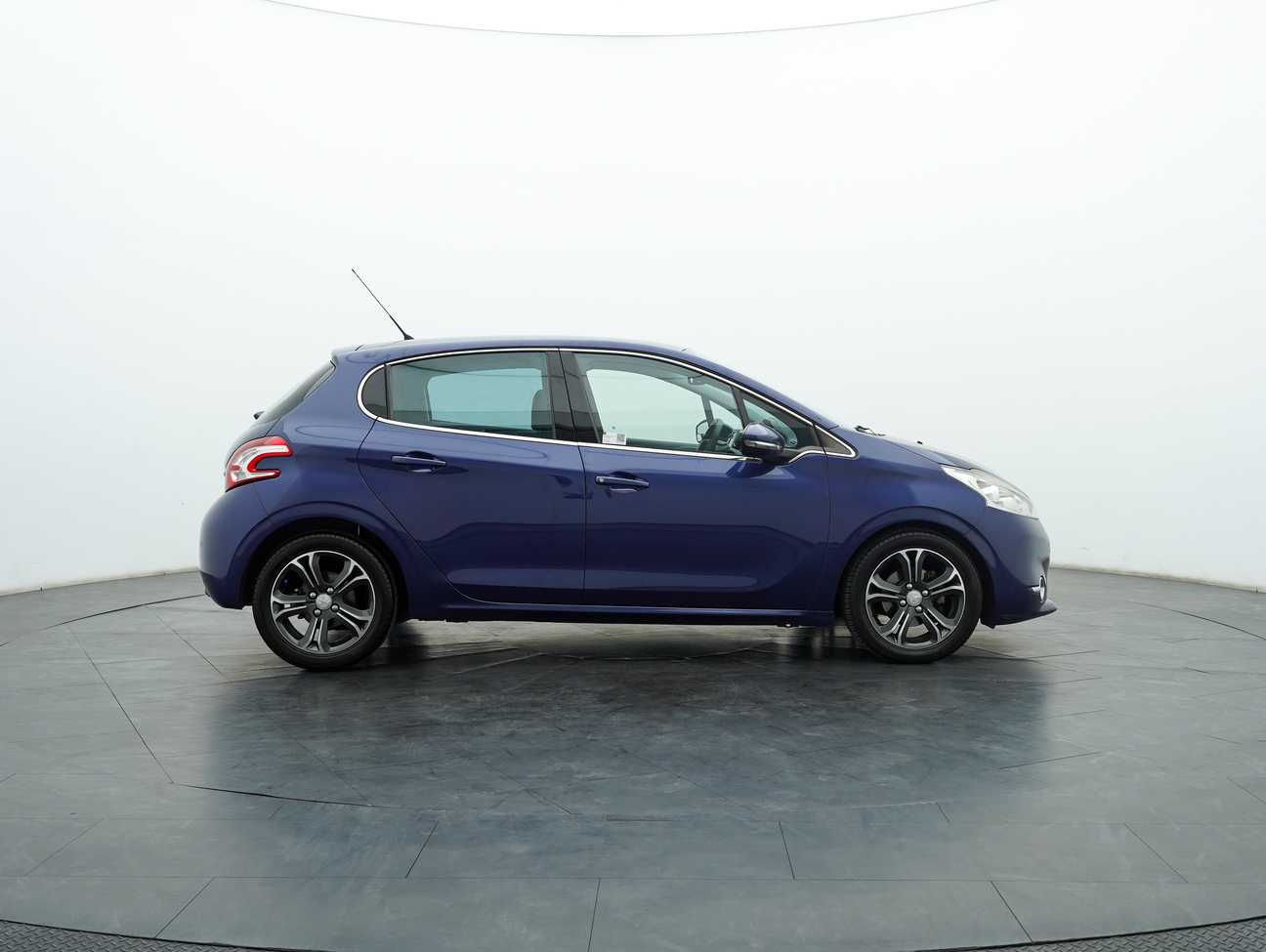 terpakai 2014 Peugeot 208 Allure 5 Door 1.6