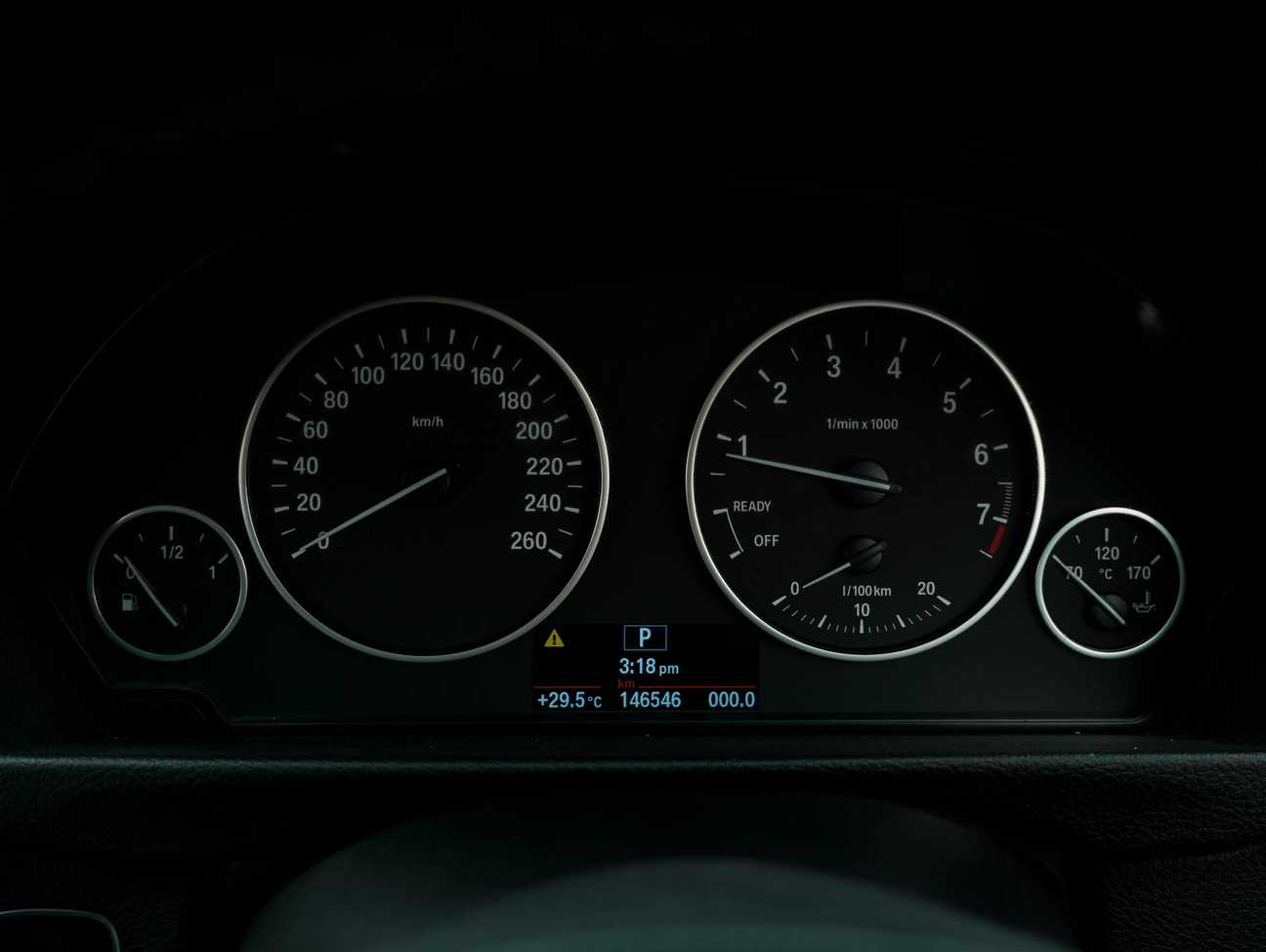 terpakai 2013 BMW 320i Sport Line 2.0