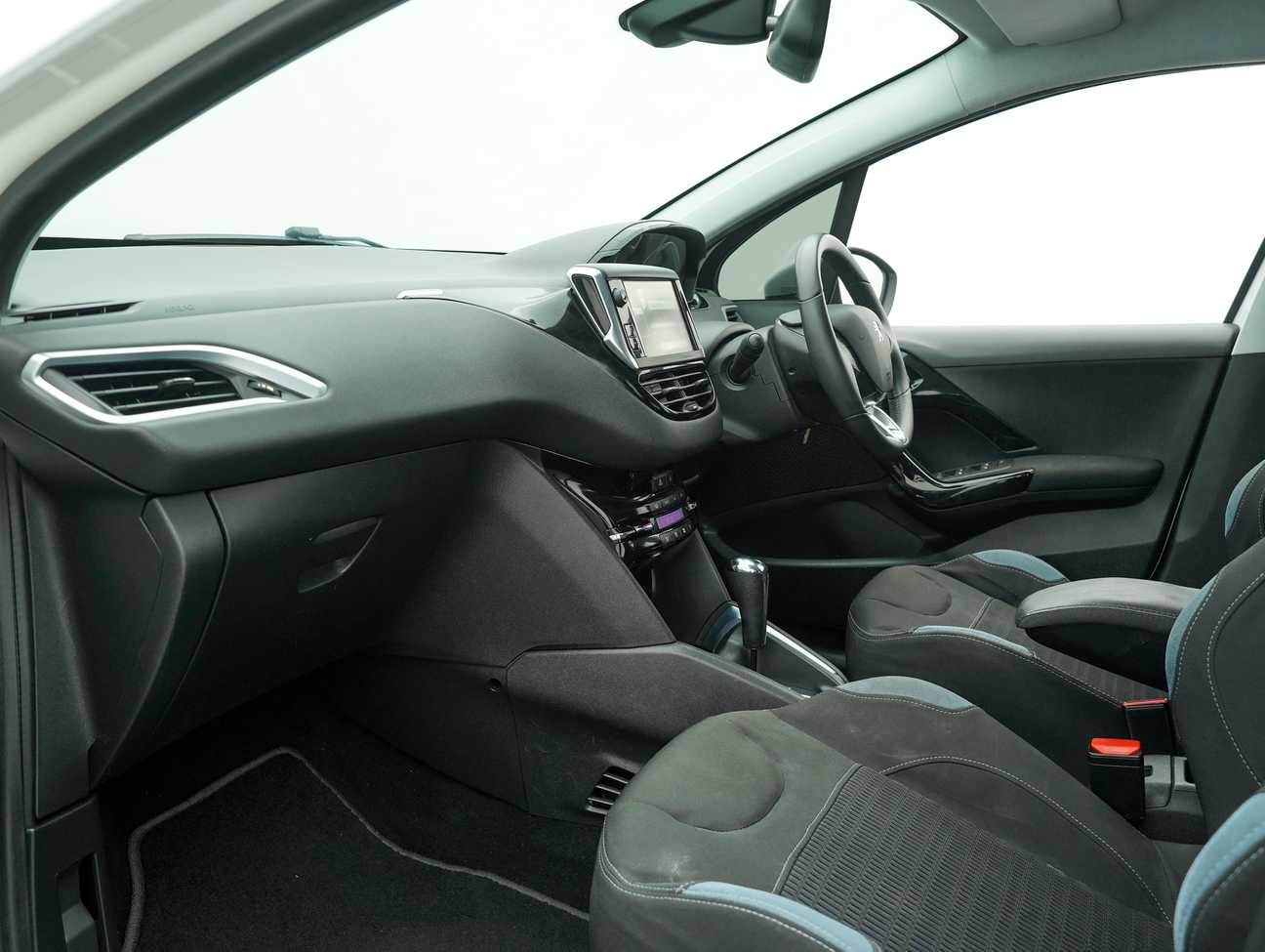 terpakai 2015 Peugeot 208 Allure 3 Door 1.6