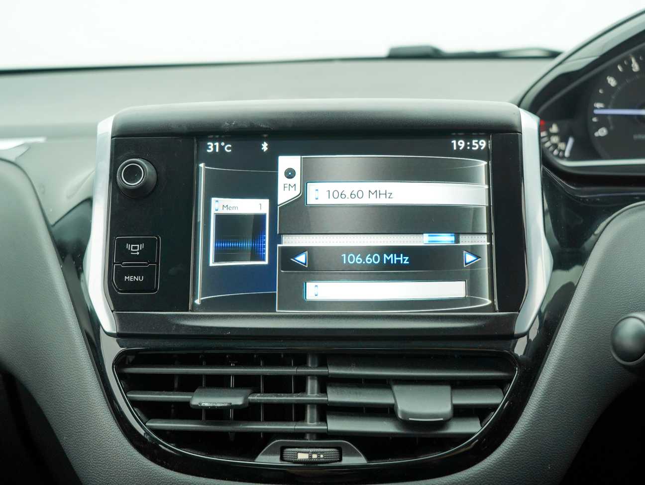 terpakai 2014 Peugeot 208 Allure 5 Door 1.6