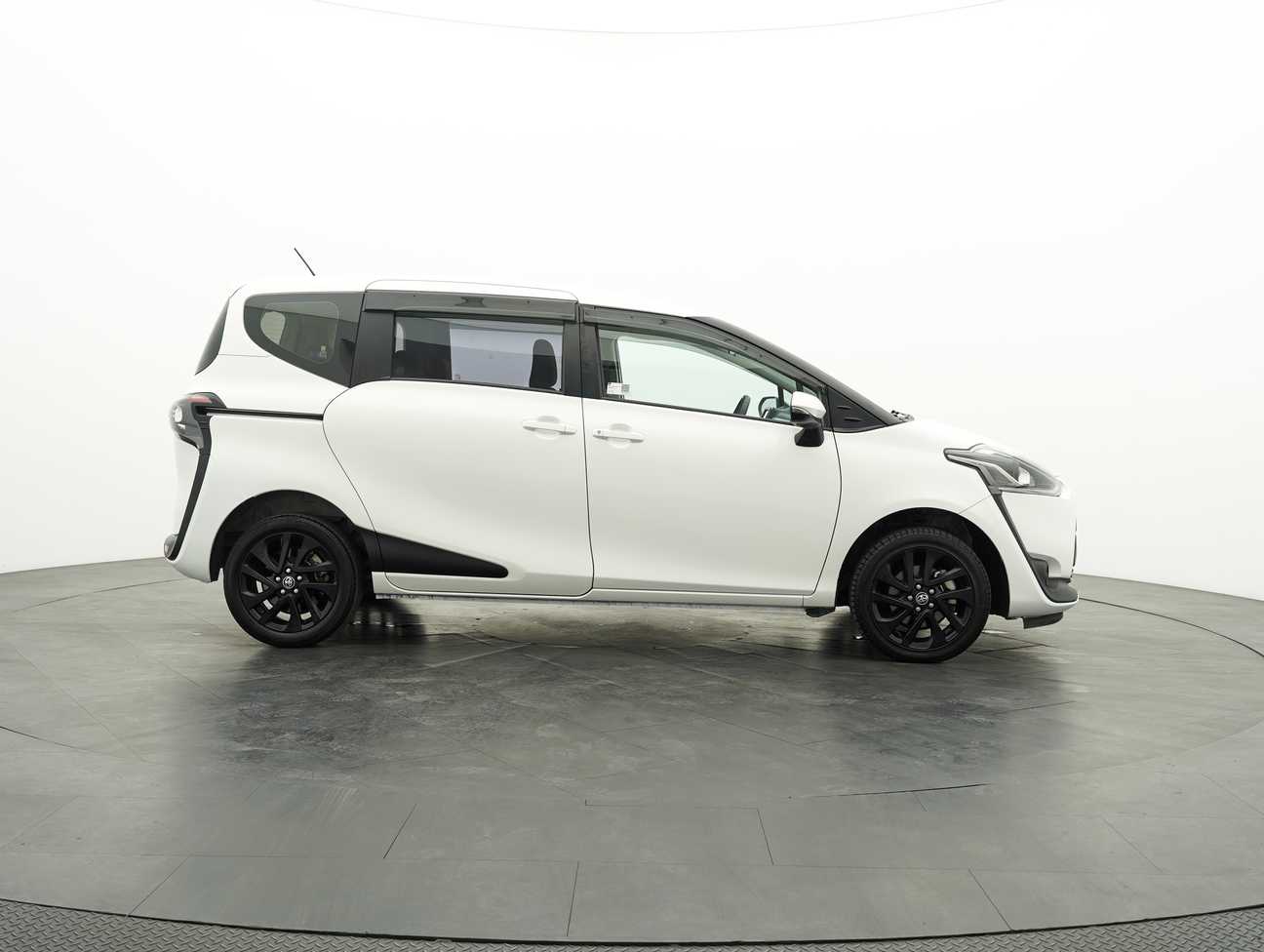 used 2018 Toyota Sienta V 1.5