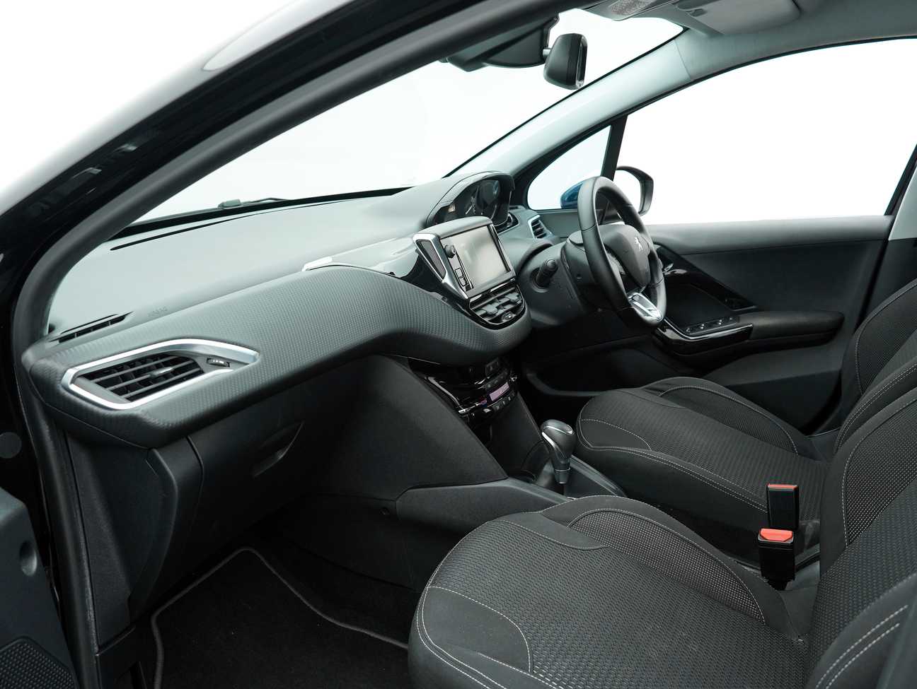 terpakai 2017 Peugeot 208 PureTech 1.2