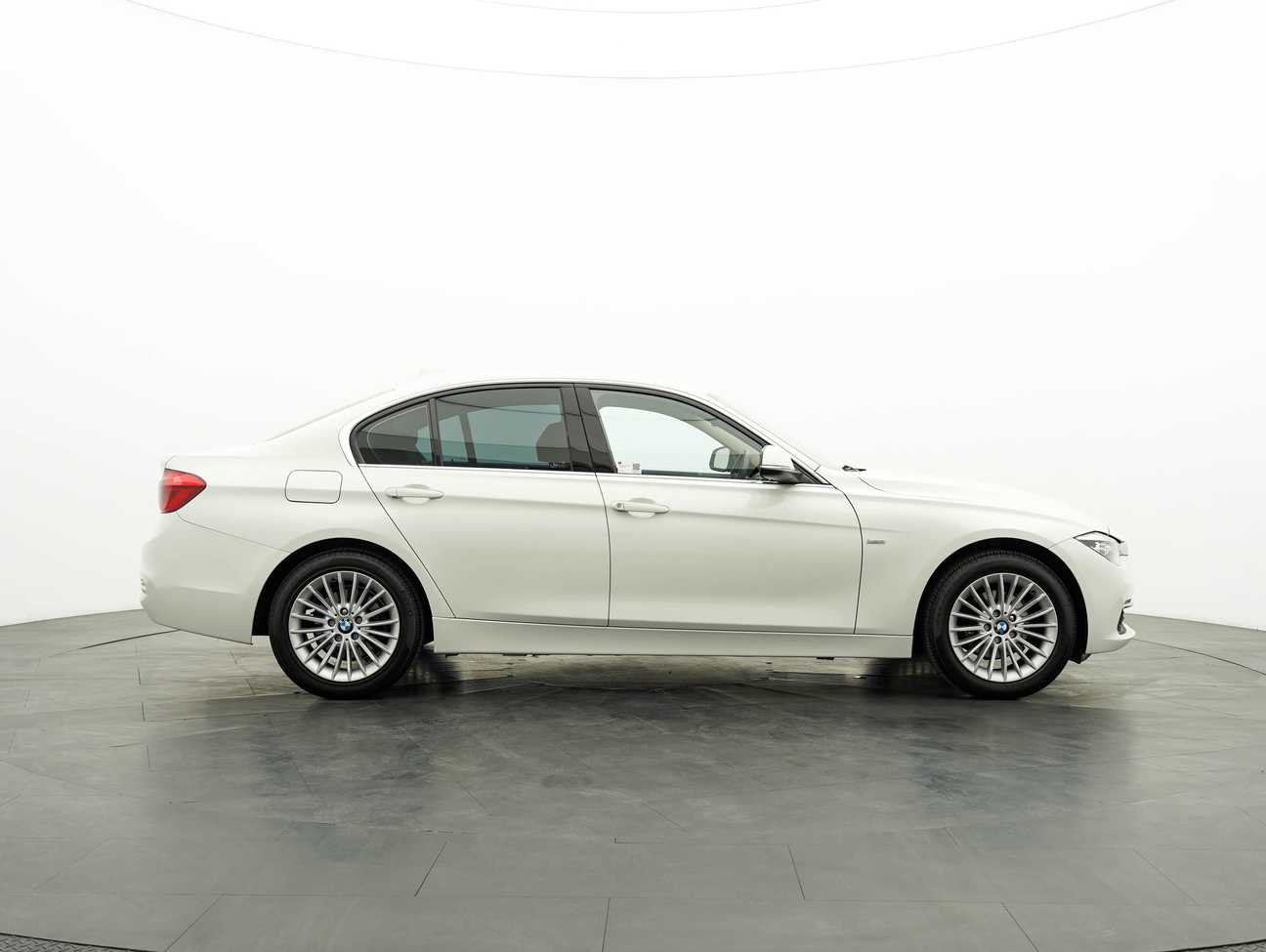 used 2016 BMW 318i Luxury 1.5