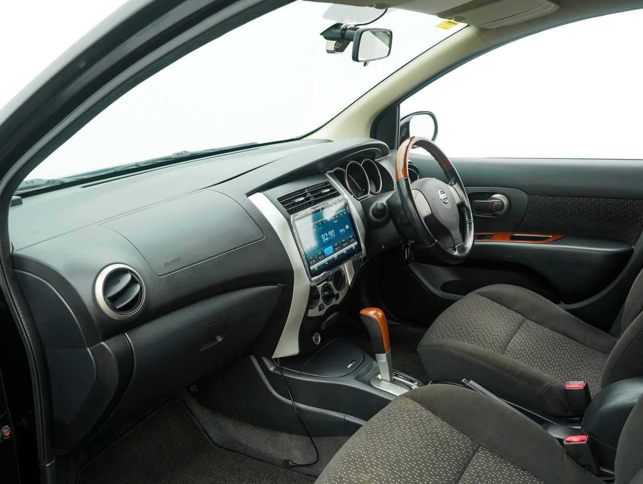 used 2013 Nissan GRAND LIVINA  1.8