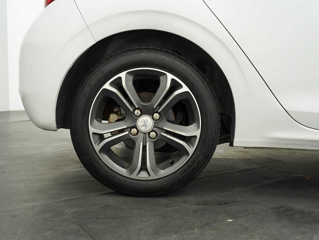 terpakai 2014 Peugeot 208 5-DOOR 1.6