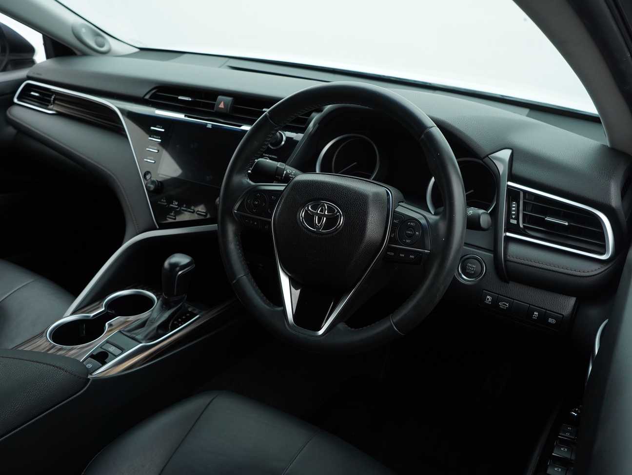 used 2020 Toyota Camry V 2.5