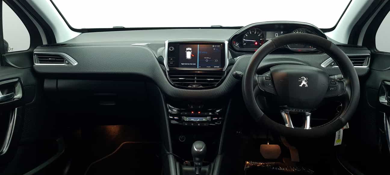 terpakai 2018 Peugeot 208 PURETECH 1.2