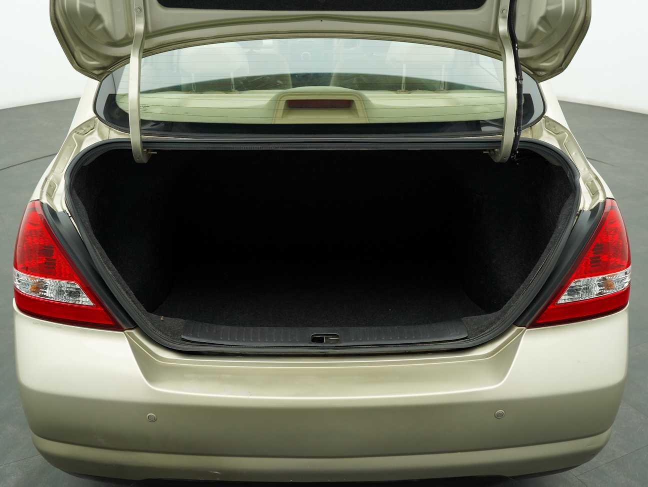 terpakai 2011 Nissan Latio ST 1.6