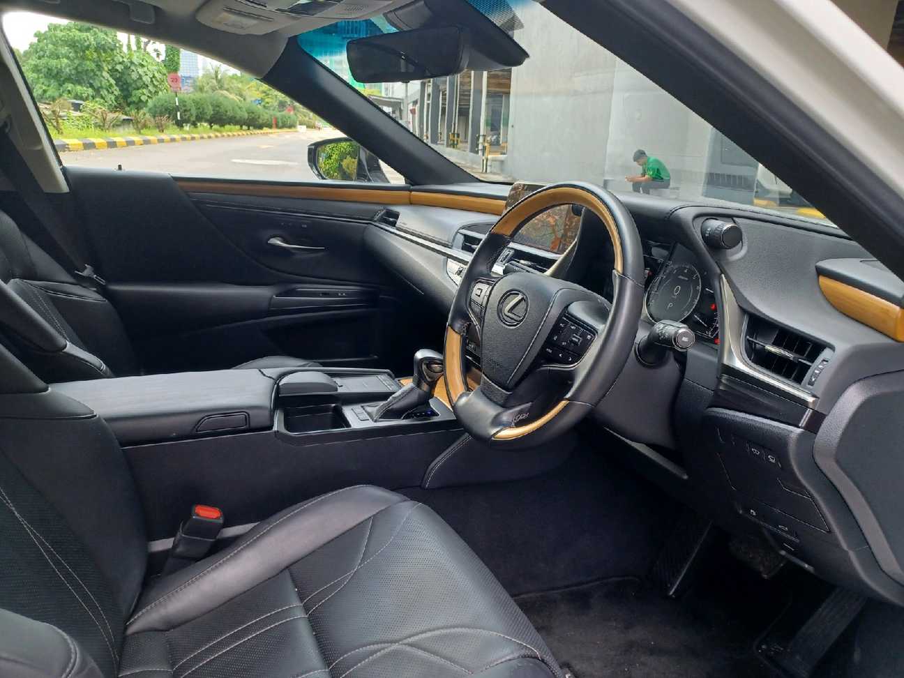 terpakai 2021 Lexus ES 250 Luxury 2.5