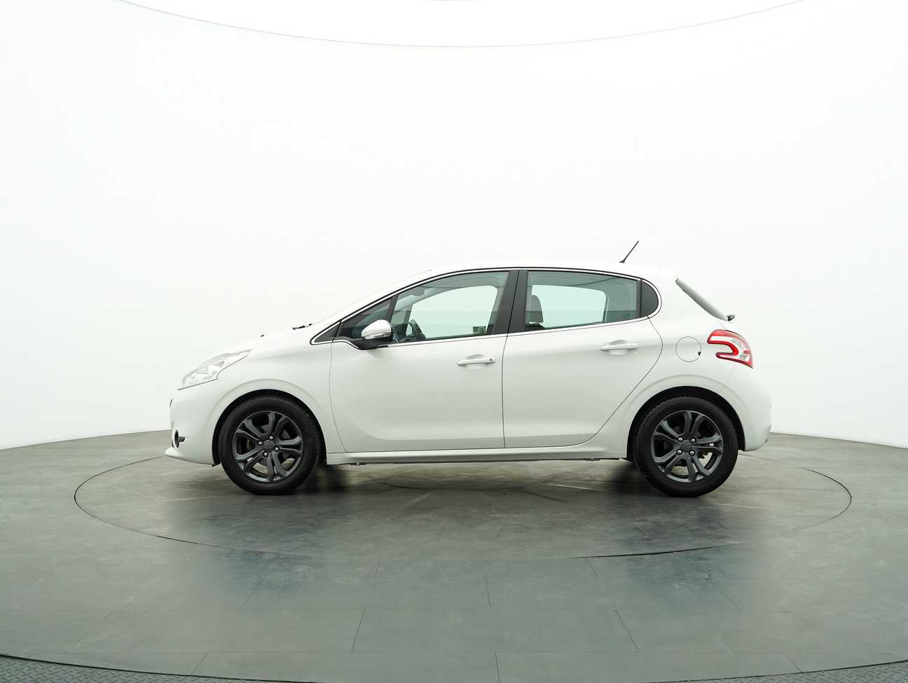 terpakai 2015 Peugeot 208 Allure 3 Door 1.6