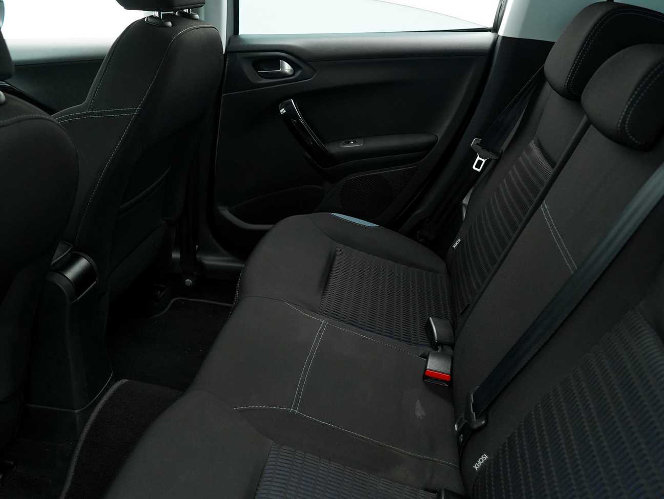 terpakai 2015 Peugeot 208 Allure 3 Door 1.6