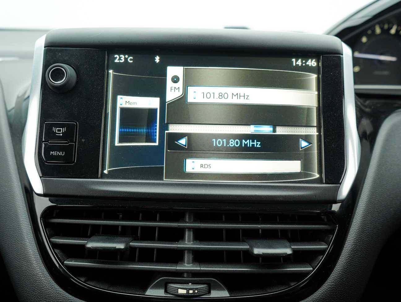 terpakai 2015 Peugeot 208 Allure 3 Door 1.6