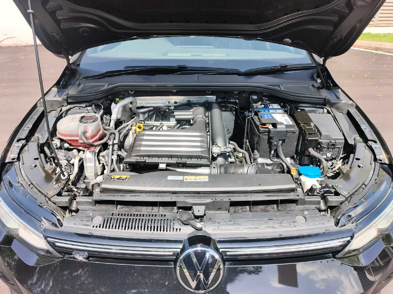 terpakai 2022 Volkswagen Golf TSI R-Line 1.4