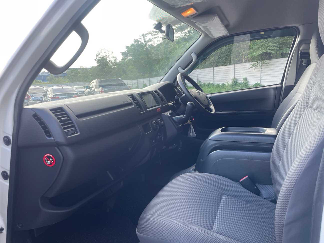 terpakai 2016 Toyota Hiace Window Van 2.5