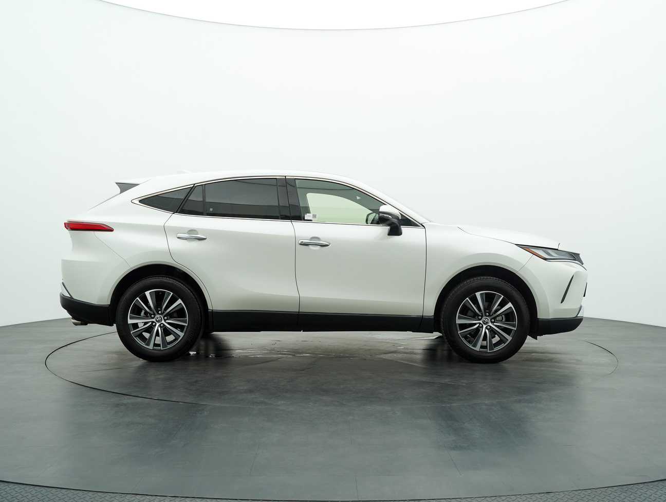 used 2021 Toyota Harrier Luxury 2.0