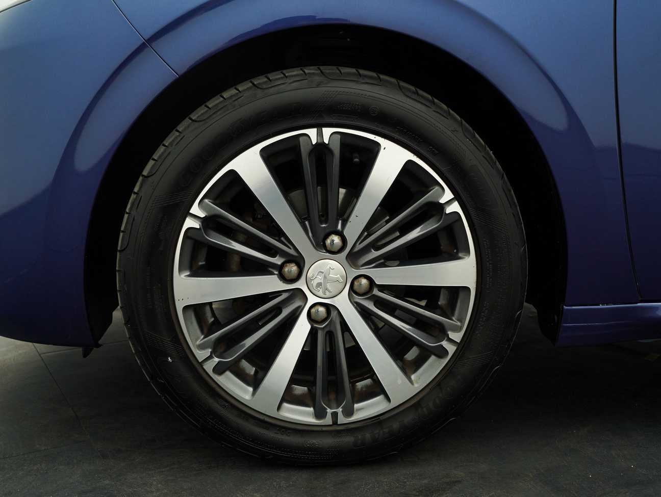 terpakai 2017 Peugeot 208 PureTech 1.2