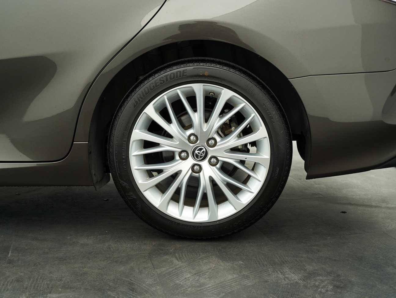 used 2019 Toyota Camry V 2.5