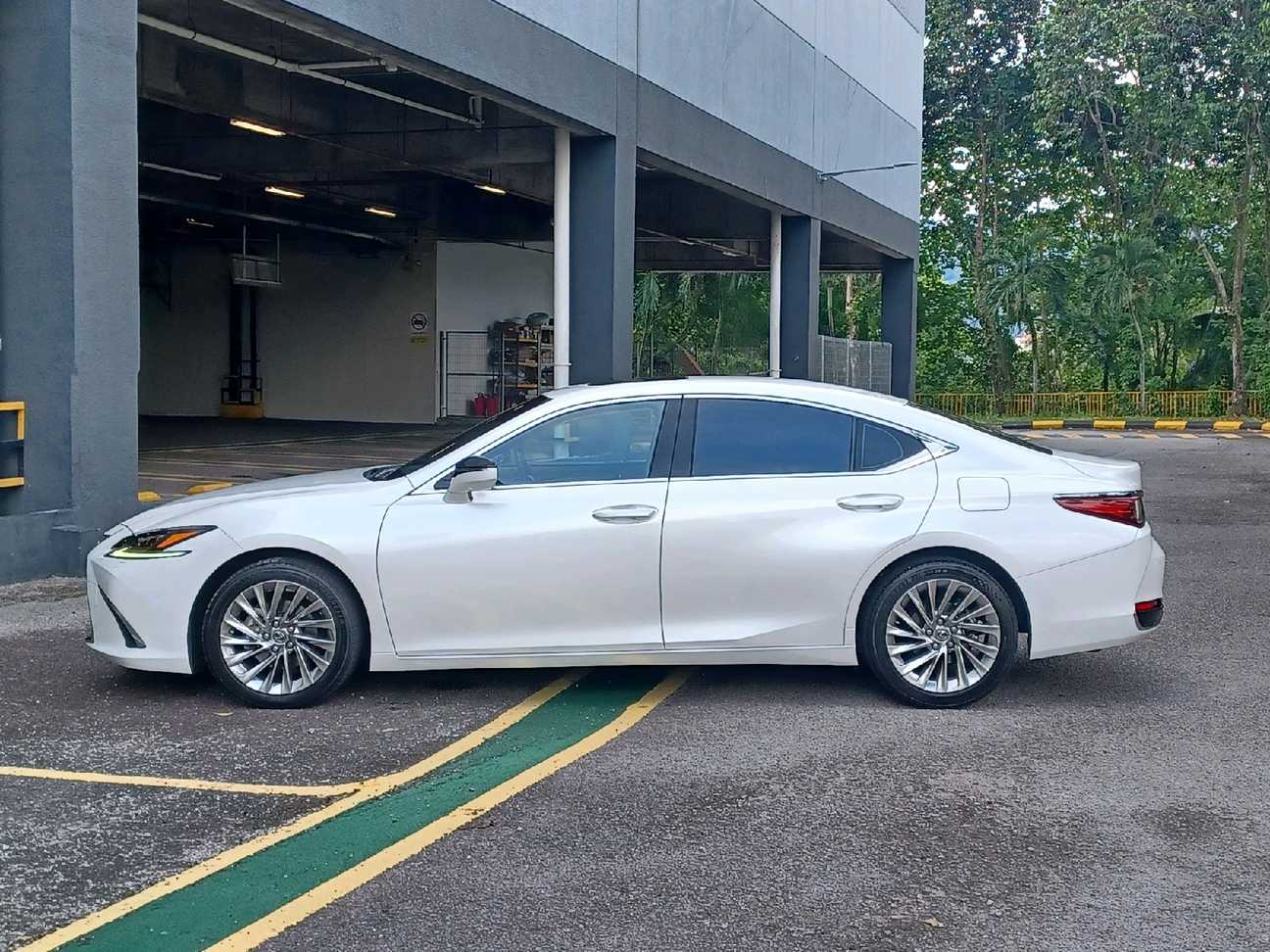 terpakai 2021 Lexus ES 250 Luxury 2.5