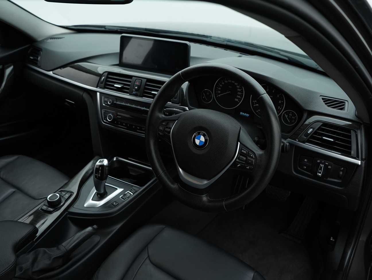 used 2014 BMW 320i Luxury Line 2.0