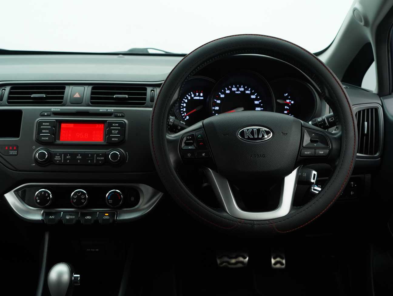 terpakai 2013 Kia Rio EX 1.4