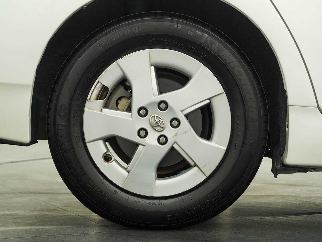 terpakai 2011 Toyota Prius  1.8