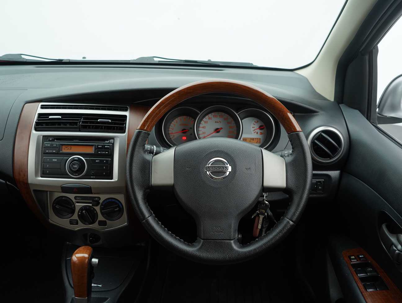 used 2013 Nissan Grand Livina CVTC Comfort 1.8