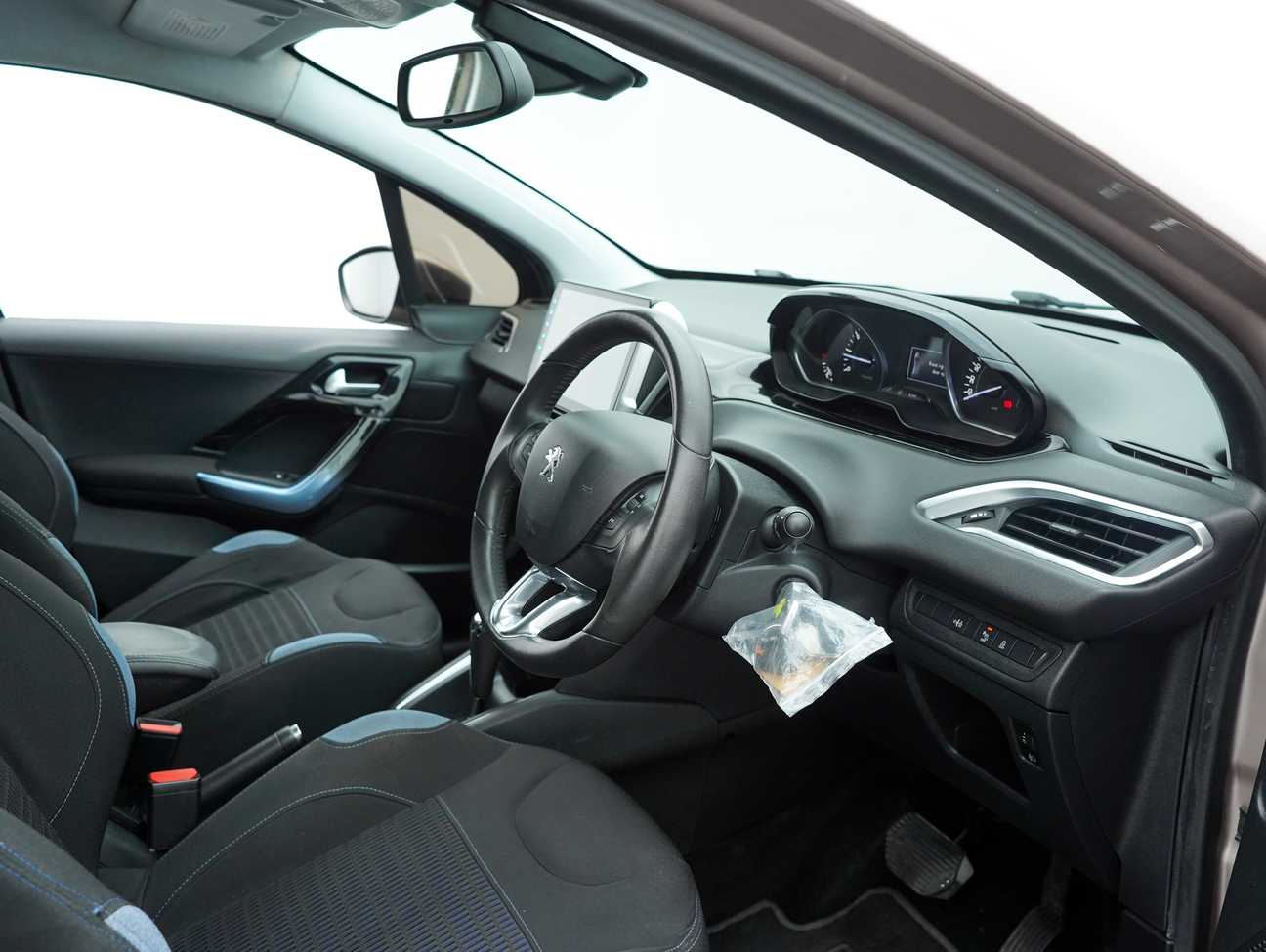 terpakai 2013 Peugeot 208 Allure 3 Door 1.6