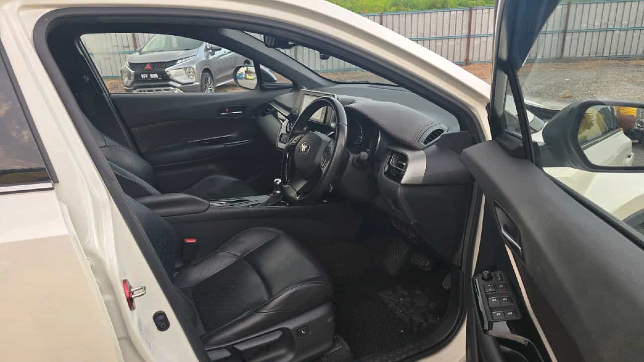 used 2019 Toyota C-HR  1.8