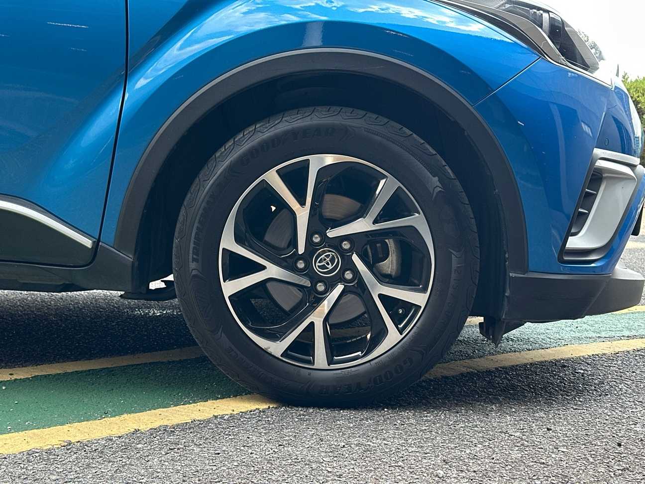 used 2019 Toyota C-HR  1.8