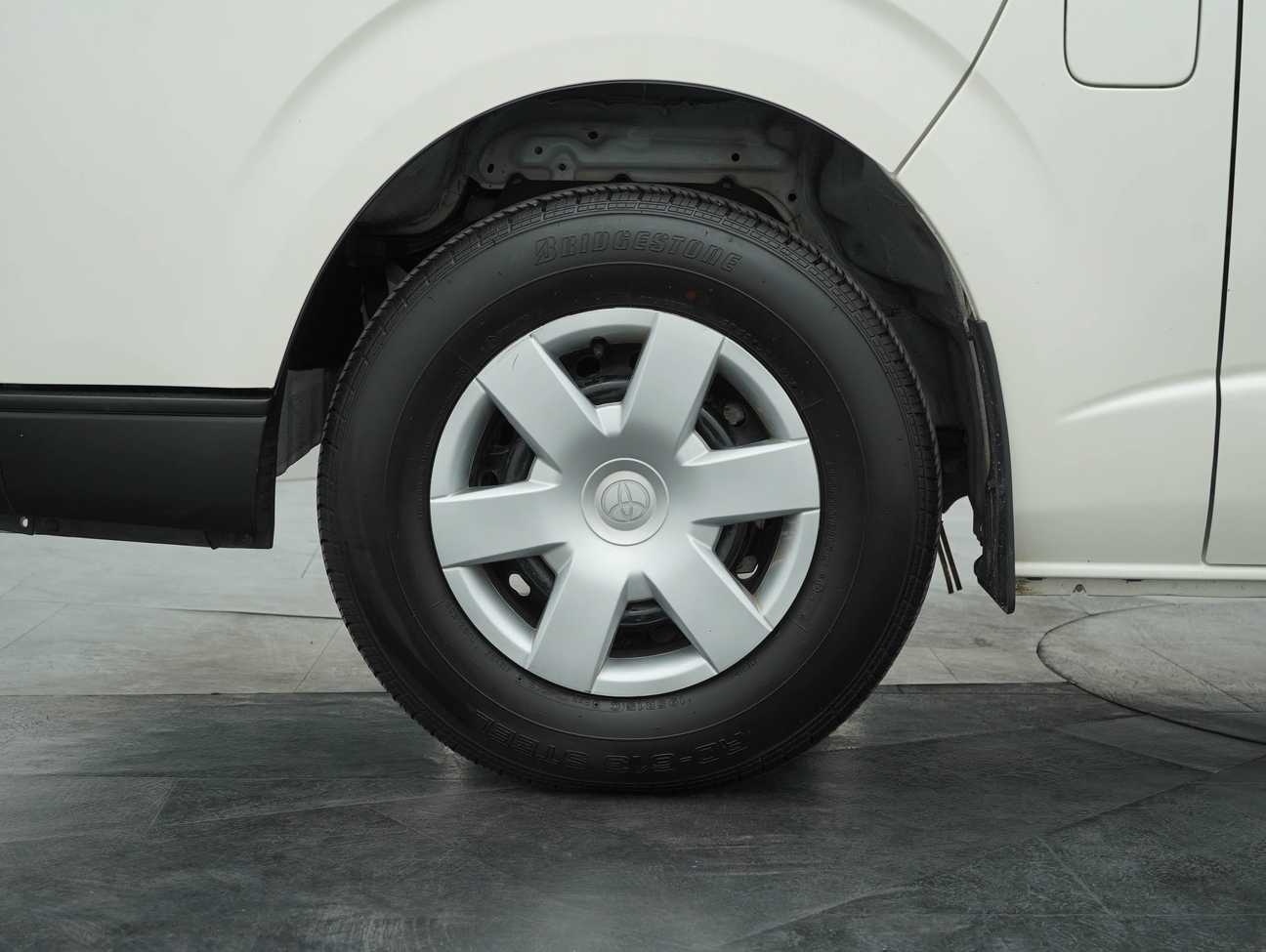 terpakai 2023 Toyota Hiace Panel 2.5