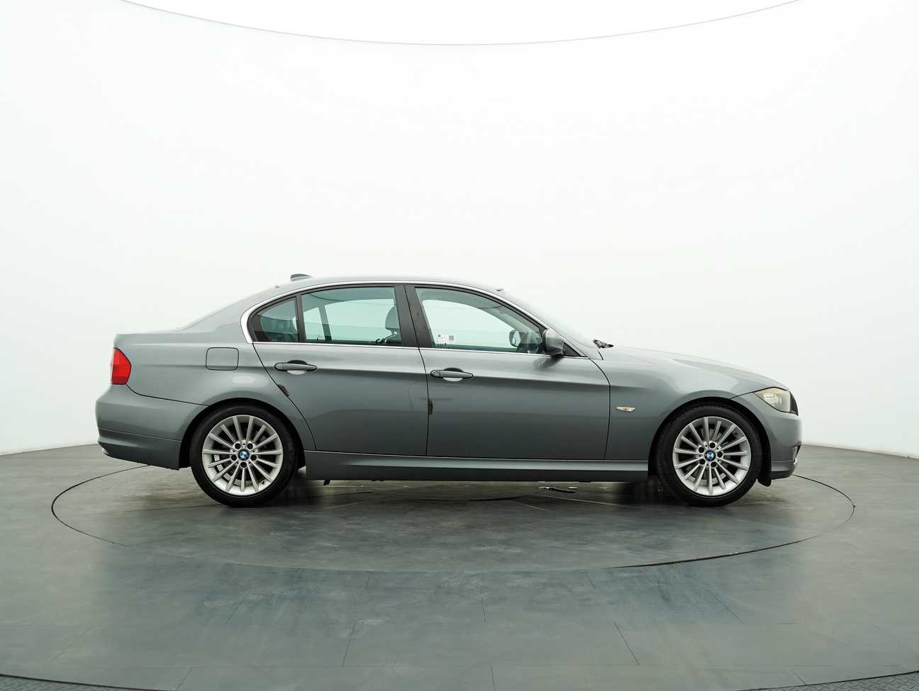 used 2010 BMW 323i  2.5