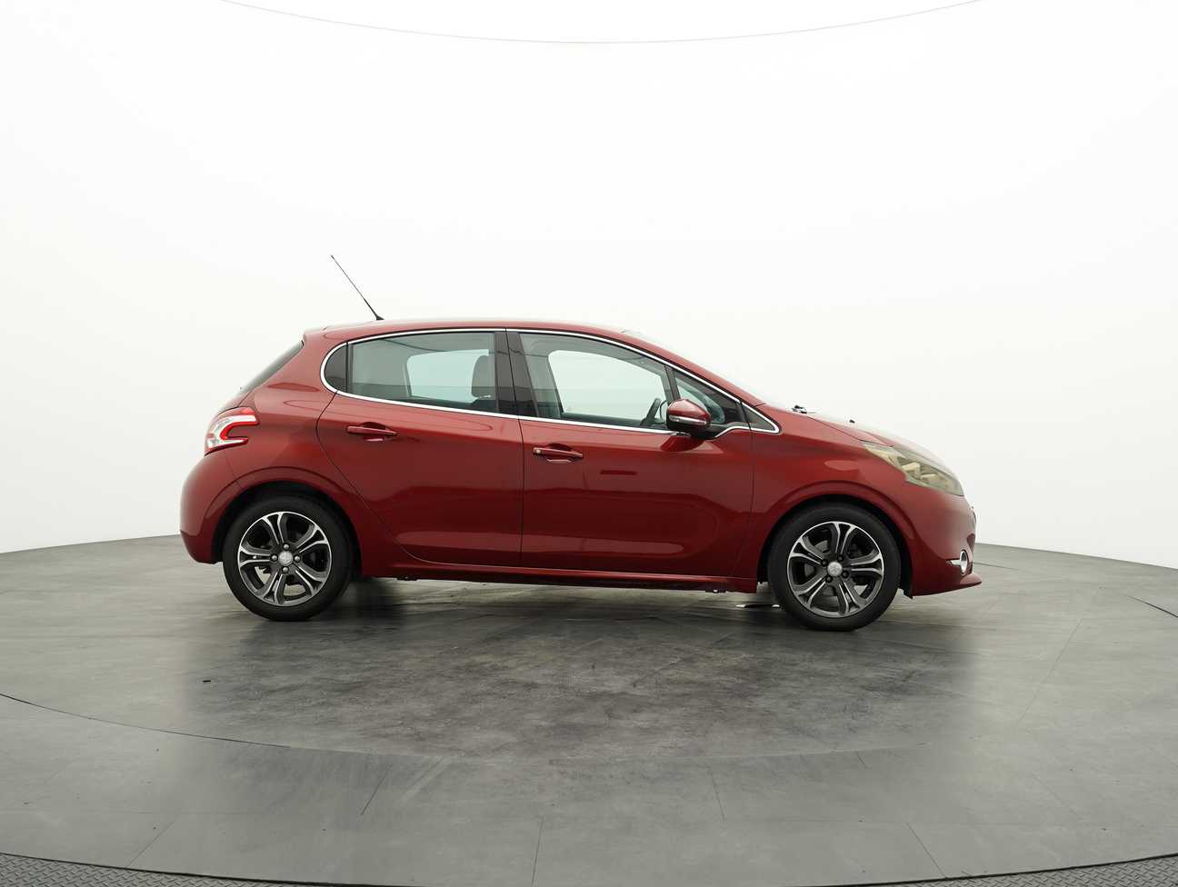 terpakai 2013 Peugeot 208 Allure 1.6