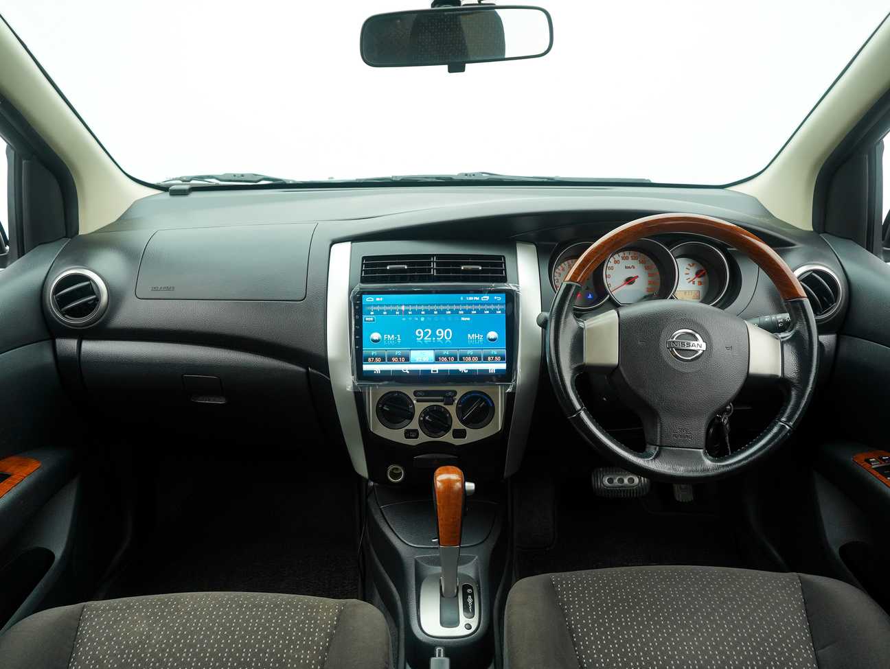 used 2013 Nissan GRAND LIVINA  1.8