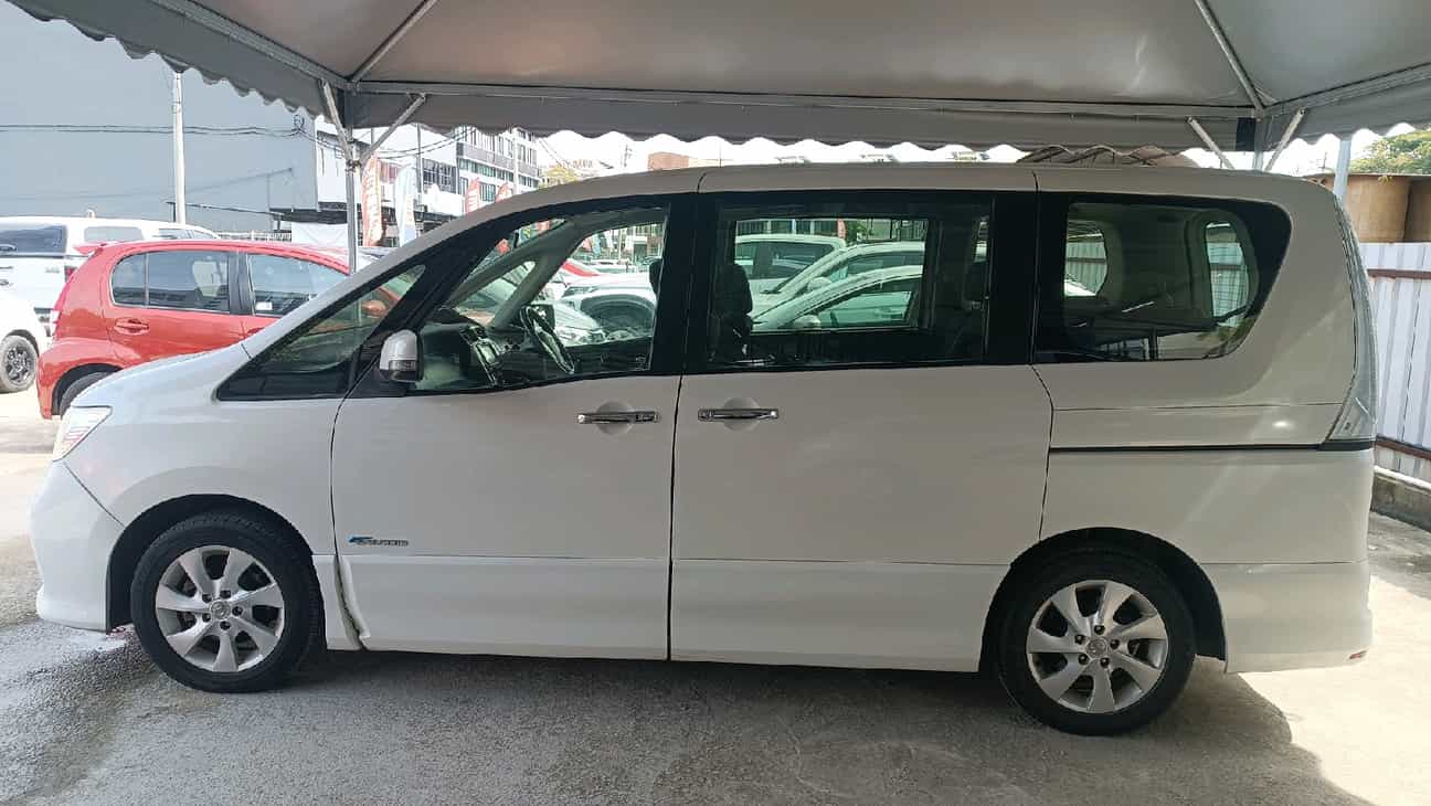 terpakai 2013 Nissan Serena S-Hybrid High-Way Star 2.0