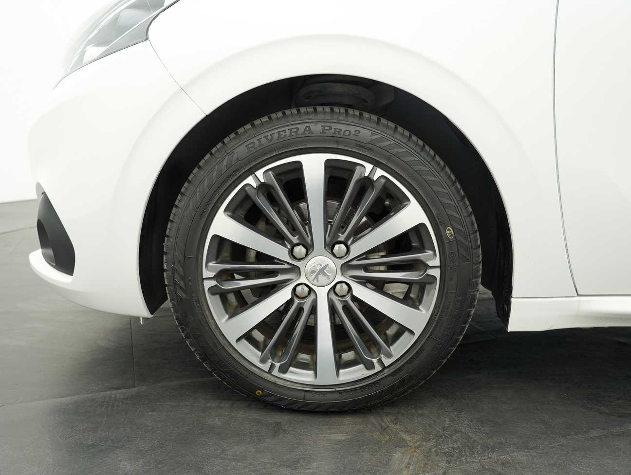 terpakai 2018 Peugeot 208 PureTech 1.2