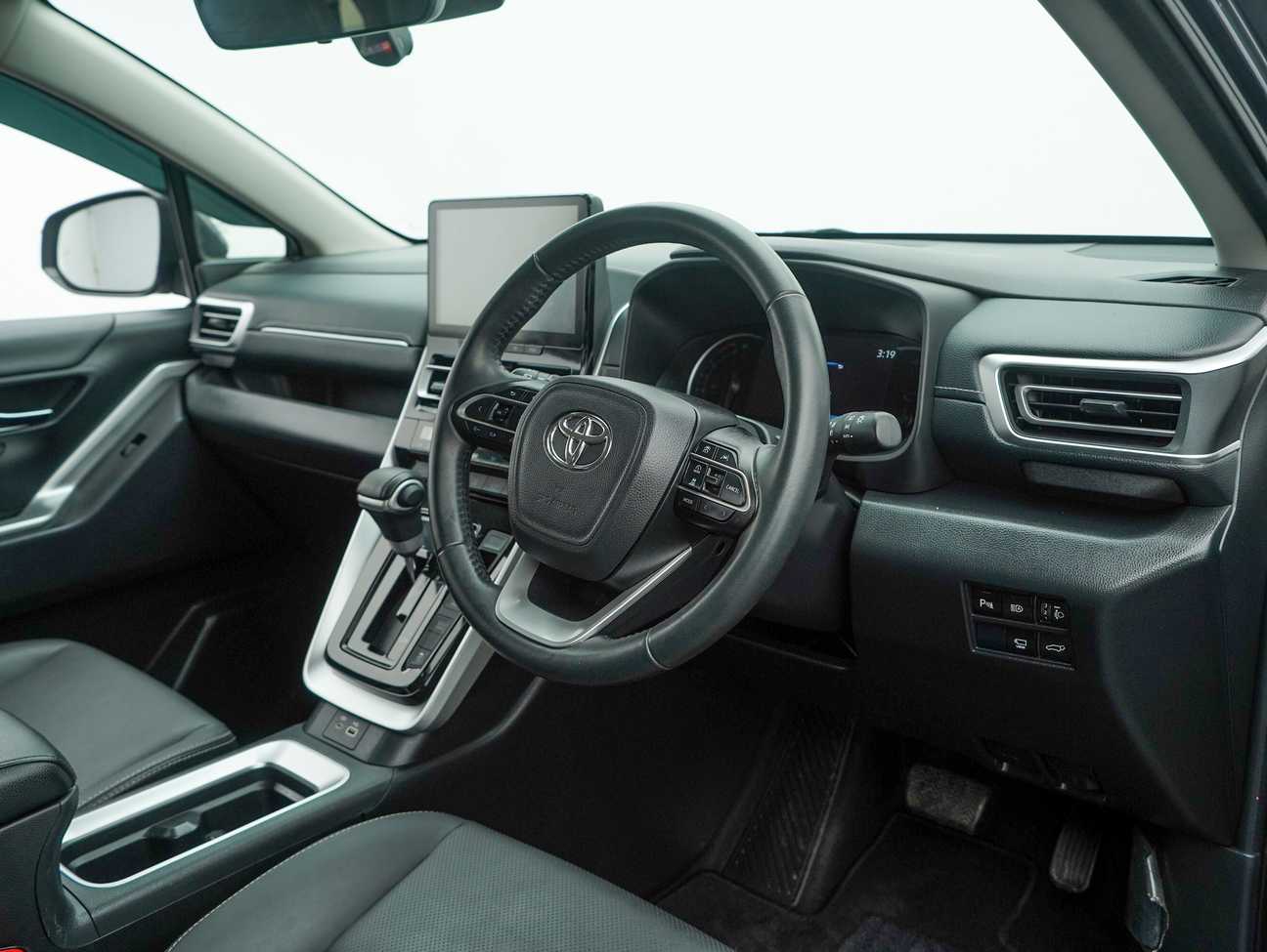 used 2023 Toyota Innova Zenix V 2.0